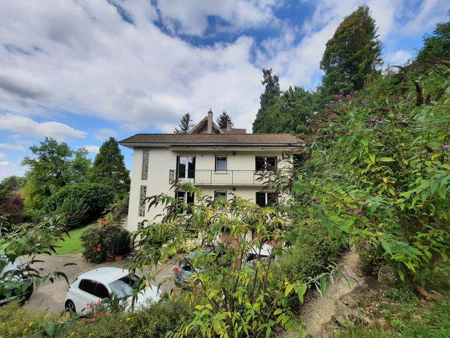 Fissure de maison sur terrain en pente